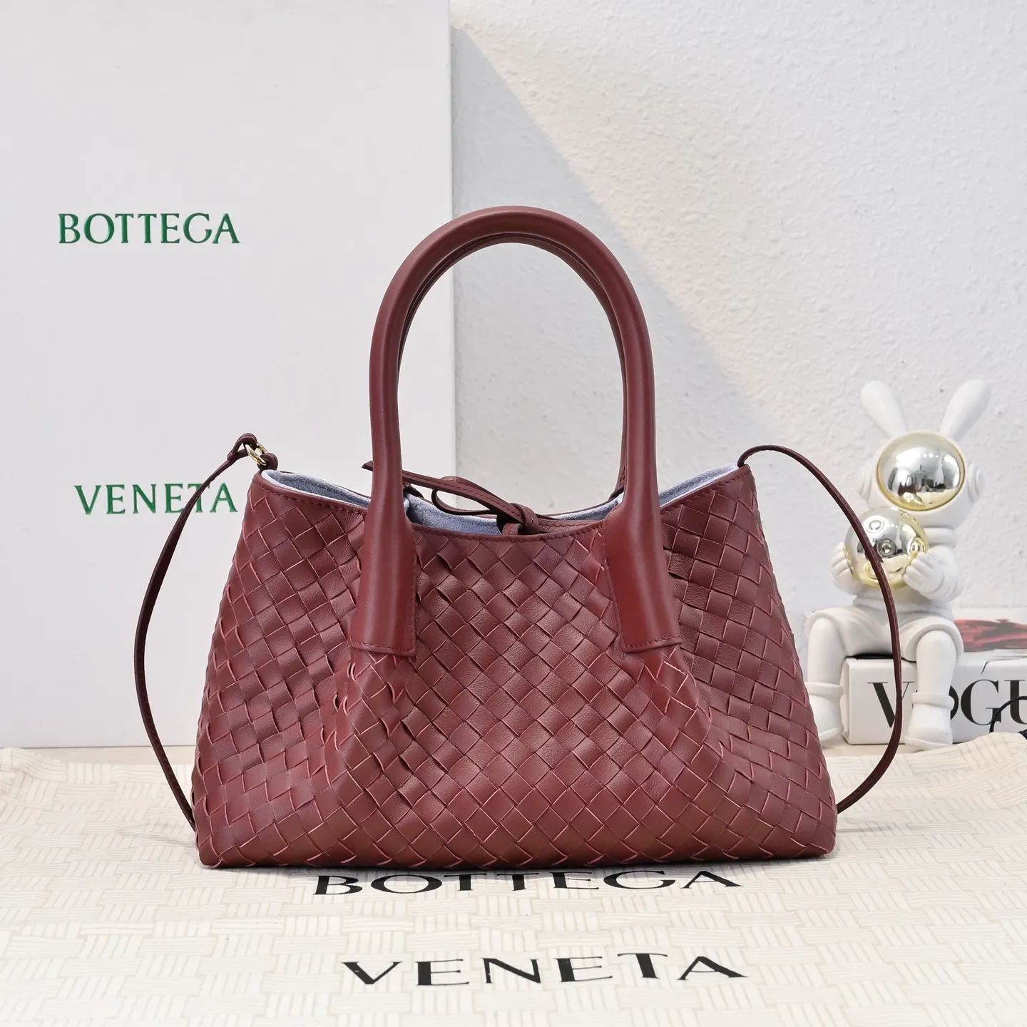 Batch 1760 BOTTEGA VENETA 2025 new product pinacoteca has super soft leather, and the weaving function, practicality and relaxed fashion sense have not fallen behind❤️‍🔥Amway has given sisters a must-have bag when going out. The size of the bag also accurately meets the commuting needs of urban beauties. It can accommodate mobile phones, keys, lipstick, powder, sunscreen, shopping bags...all of it! ! ! 🔥The capacity should not be underestimated~ It does not choose people, clothes, or occasions. With its majestic curved outline, exquisite woven texture, delicate edges and rounded handles, this woven vegetable basket bag truly achieves the goal of "dressing up and being fashionable without getting in the way"~ Are you interested in Jimei? Style number: 9004 Size: 24*15*12cm